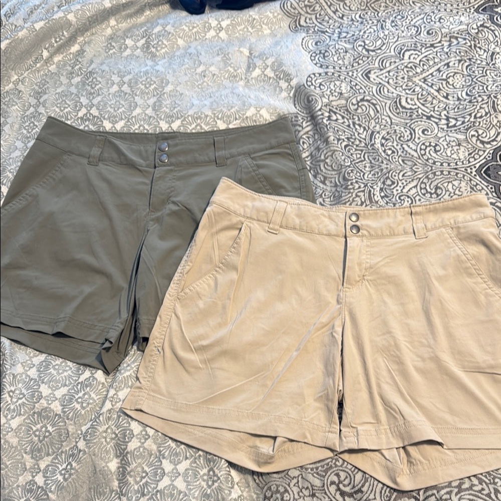 Columbia Tan and Green Cargo Shorts Casual Style
